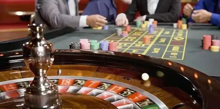 777luky Live Casino ဇာတ်ခုံ – အစစ်အမှန် Live Dealer နှင့် Baccarat ကစားနေသောပုံ