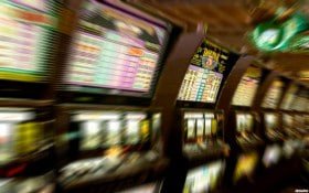 Live Roulette ဇာတ်ခုံ – Dealer ဘီးလည်ကစားနေသောပုံ